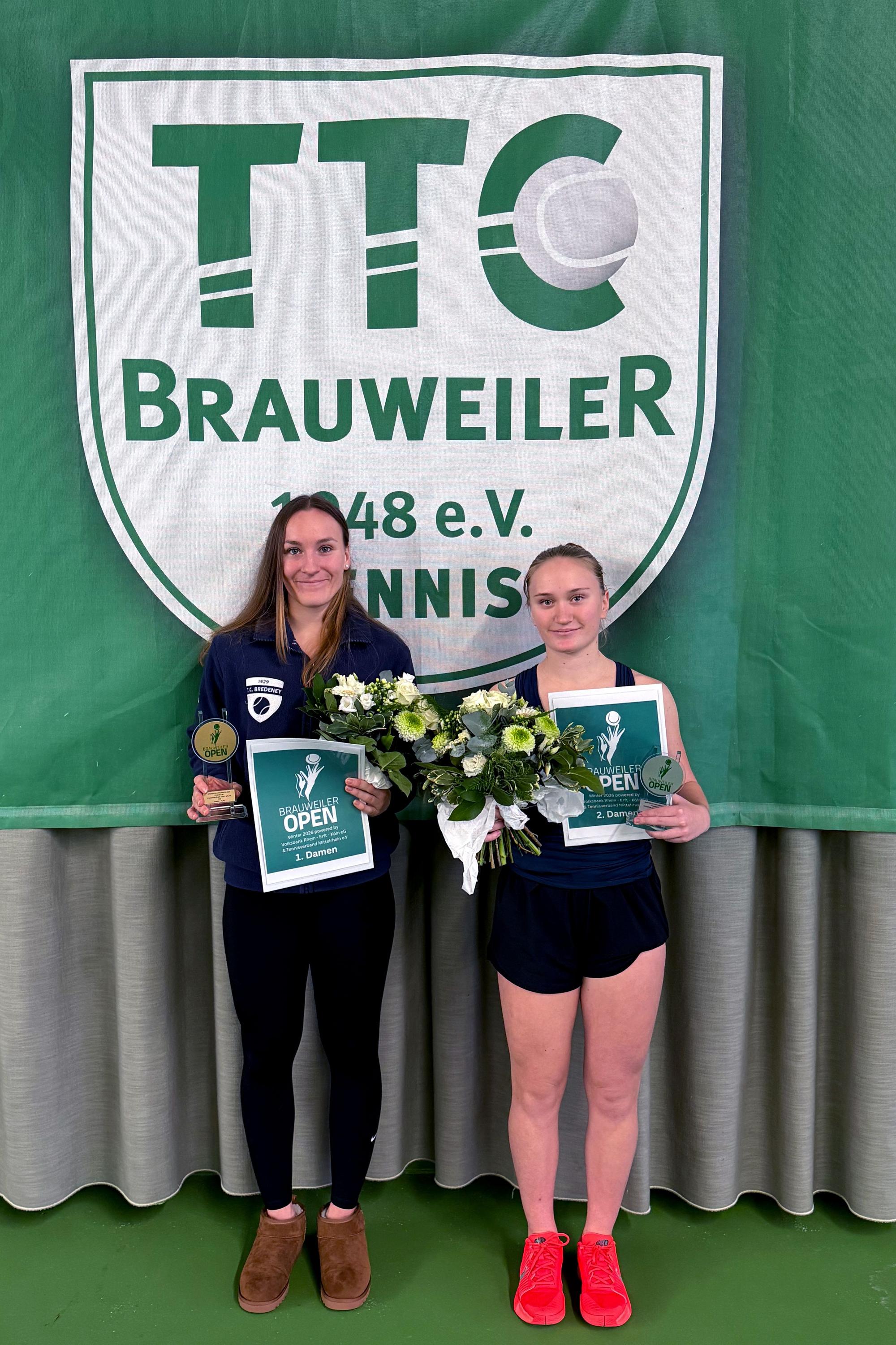 Das Bild zeigt die Siegerin Leonie Schuknecht und die unterlegene Alina Kornieieva.