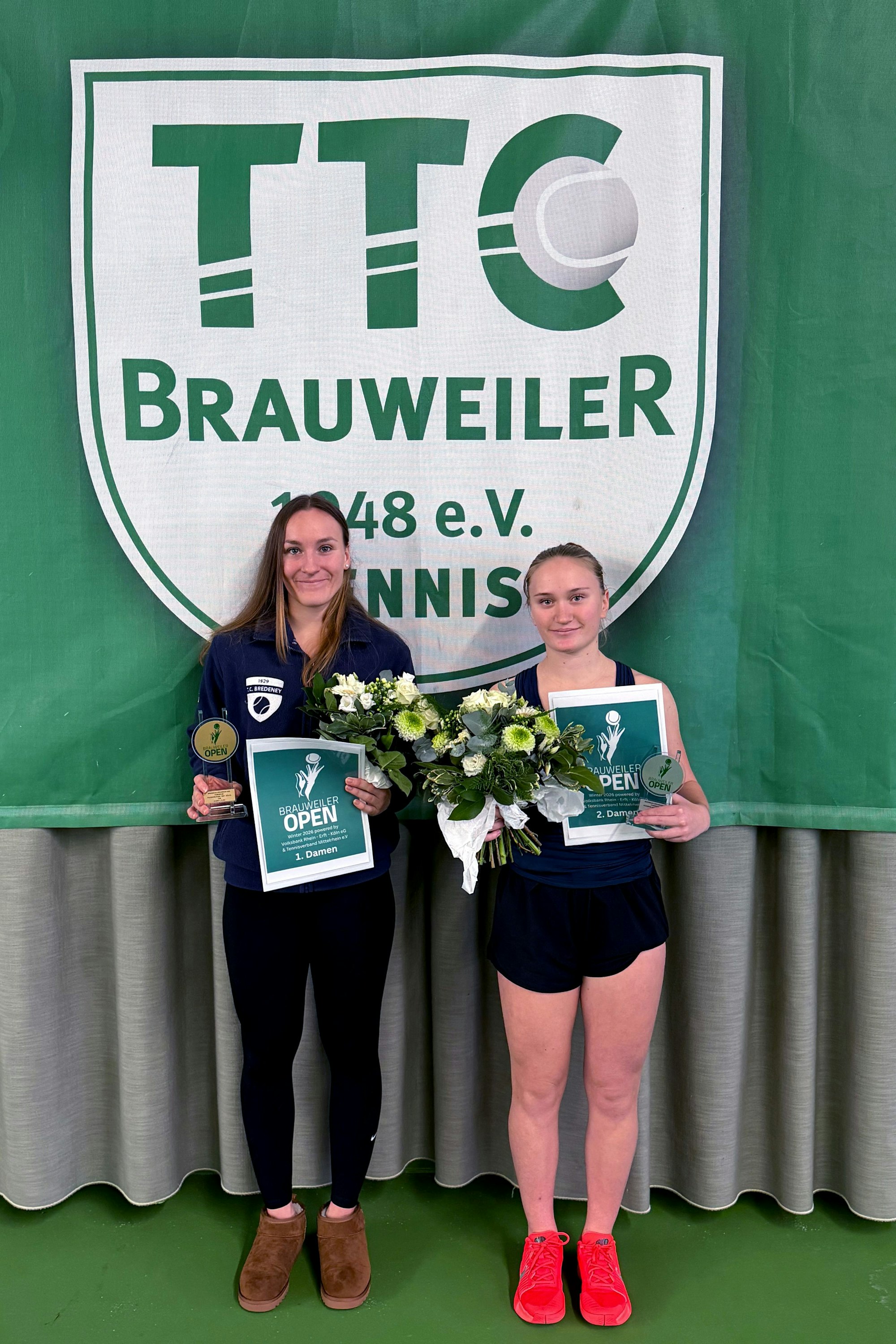 Das Bild zeigt die Siegerin Leonie Schuknecht und die unterlegene Alina Kornieieva.