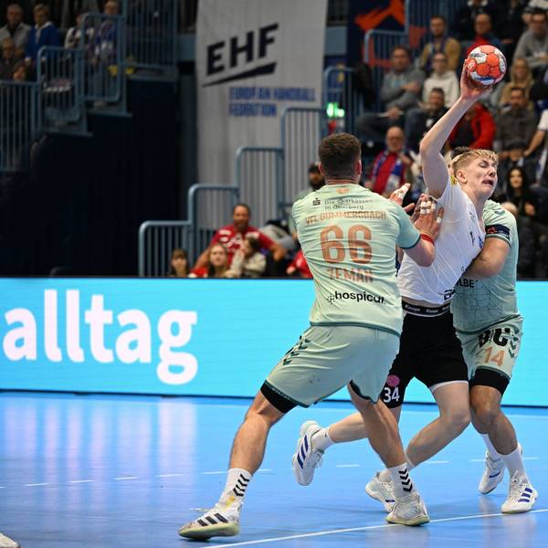 Der junge Isländer versucht, mit dem Ball in der Hand zwischen Stepan Zeman und Teitur Einarsson durchzubrechen.