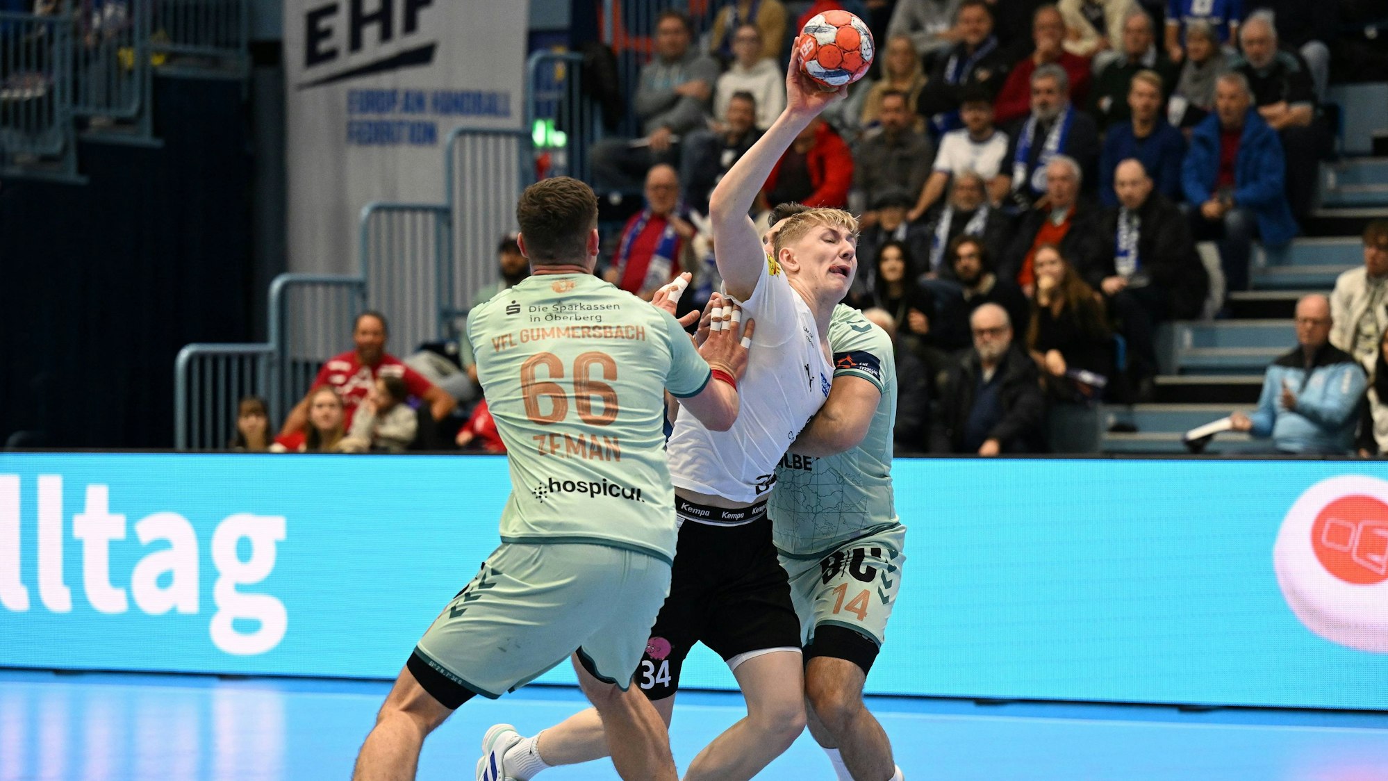 Der junge Isländer versucht, mit dem Ball in der Hand zwischen Stepan Zeman und Teitur Einarsson durchzubrechen.