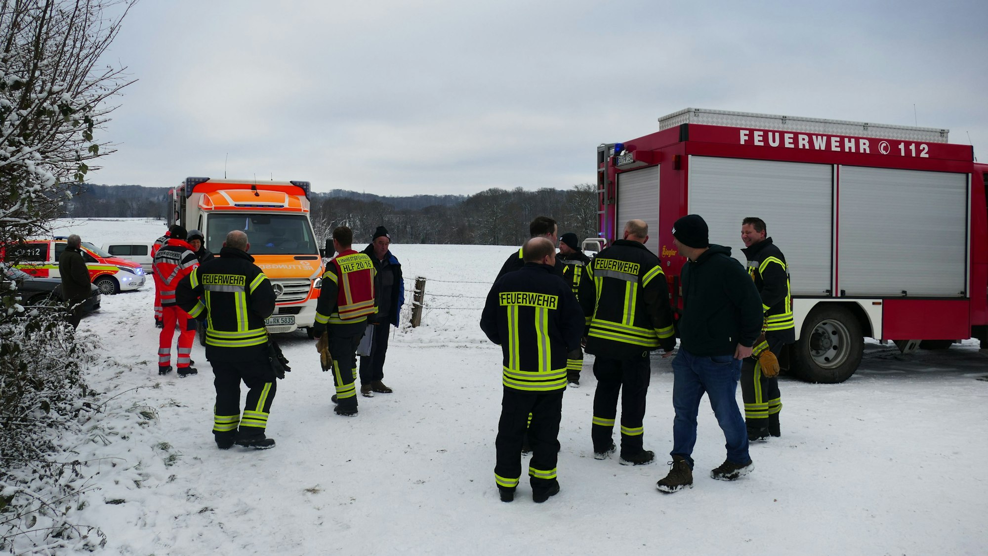 Einsatzkräfte der Ruppichterother Feuerwehr stehen an der Stachelhardt.