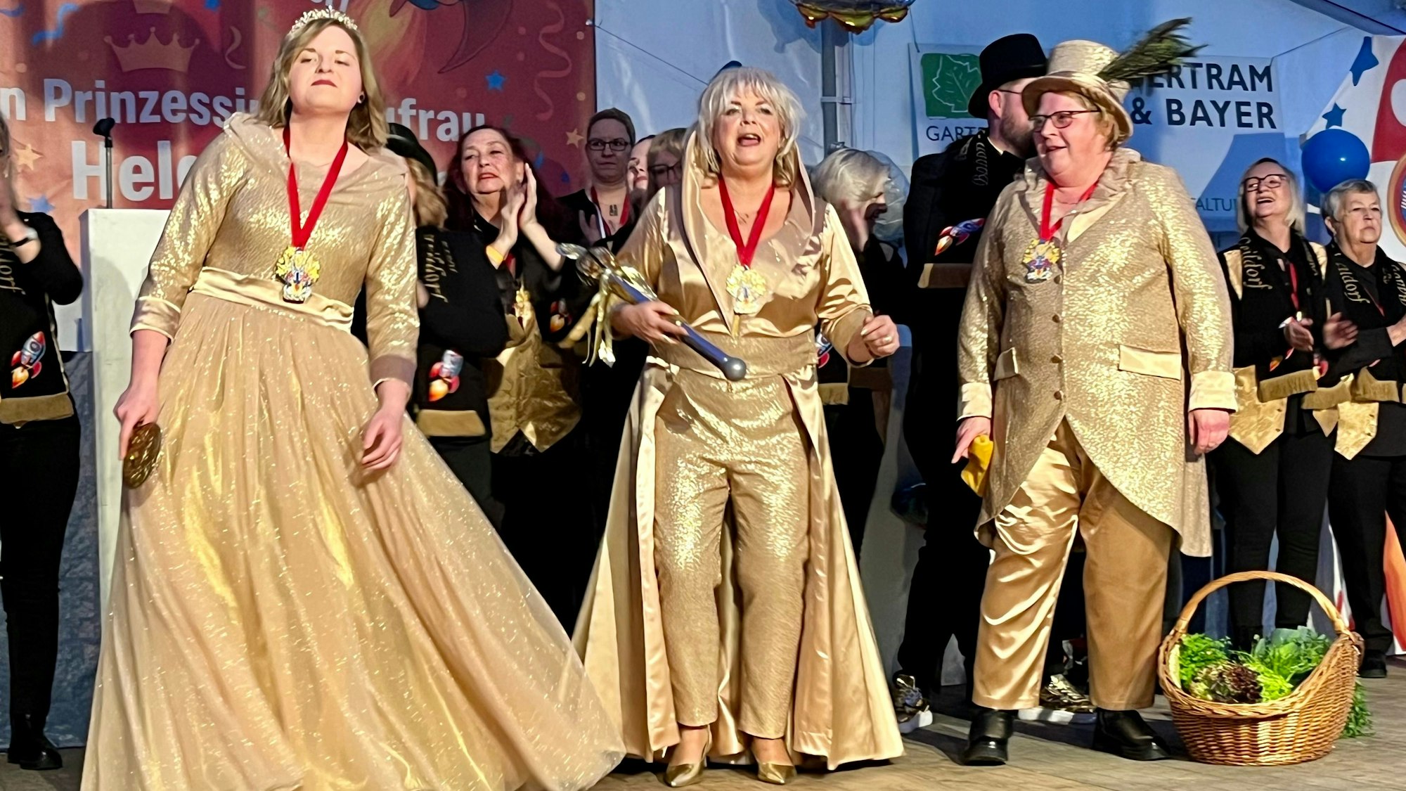 Zu sehen sind die drei Frauen des Dreigestirns auf der Bühne.