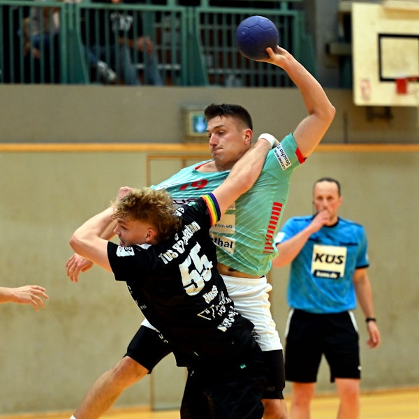 11.10.2025, Handball-Tus Opladen-Longericher SC Köln
vorne: Lucius Hess (Opladen)
hinten: Lennart Niehaus (Longerich)
Foto: Uli Herhaus