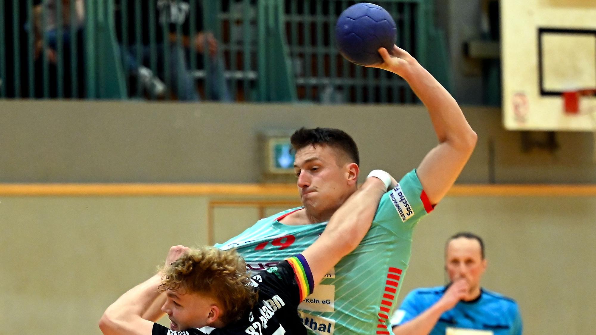 11.10.2025, Handball-Tus Opladen-Longericher SC Köln
vorne: Lucius Hess (Opladen)
hinten: Lennart Niehaus (Longerich)
Foto: Uli Herhaus
