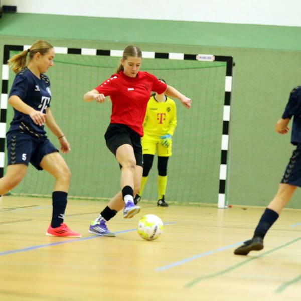 Ein Spielerin des TuS Zülpich ist am Ball, ihr nähert sich eine Gegenspielerin aus Kaster.