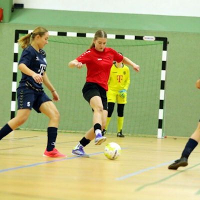 Ein Spielerin des TuS Zülpich ist am Ball, ihr nähert sich eine Gegenspielerin aus Kaster.