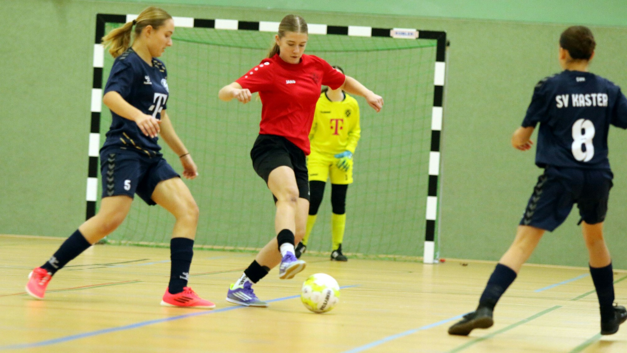 Ein Spielerin des TuS Zülpich ist am Ball, ihr nähert sich eine Gegenspielerin aus Kaster.