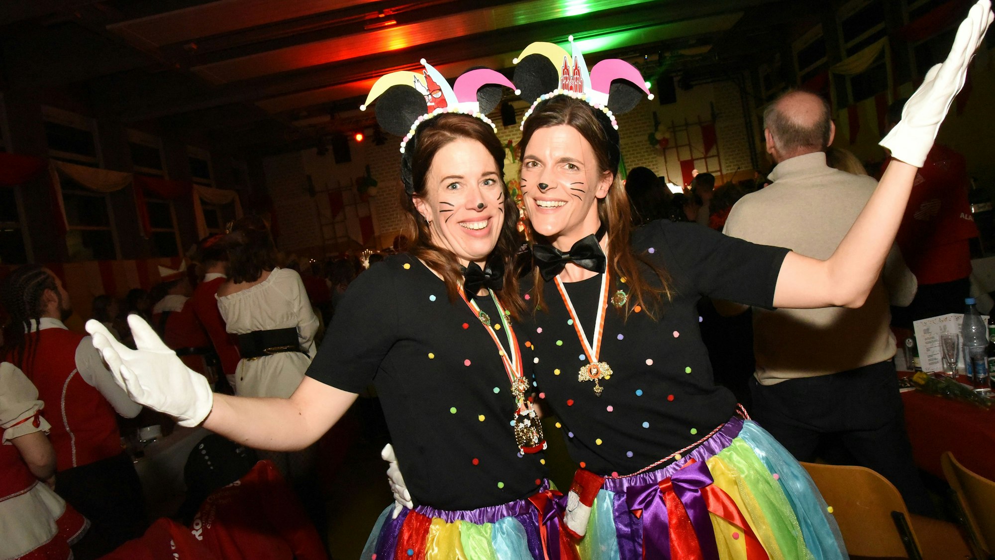 Zwei kostümierte Frauen.