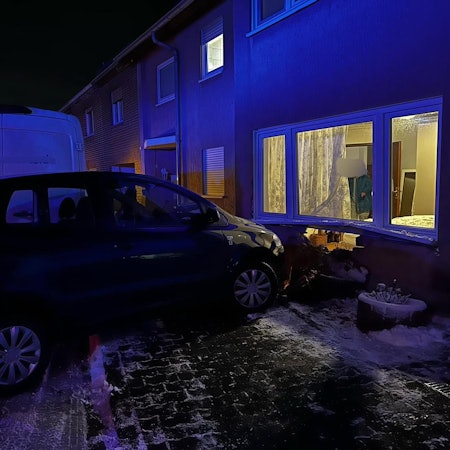 Vor einer Hauswand kam der Kleinwagen zum Stehen.