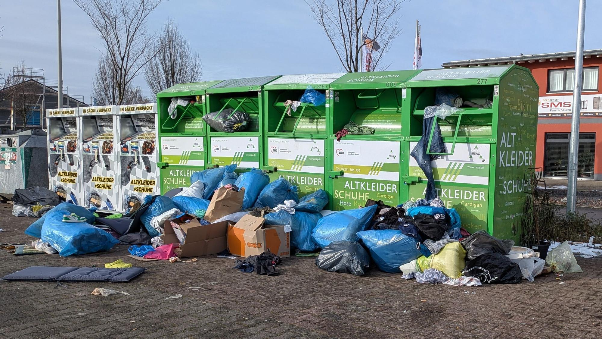Wilder Müll liegt vor den Altkleidercontainern im Gewerbegebiet Kardorf.