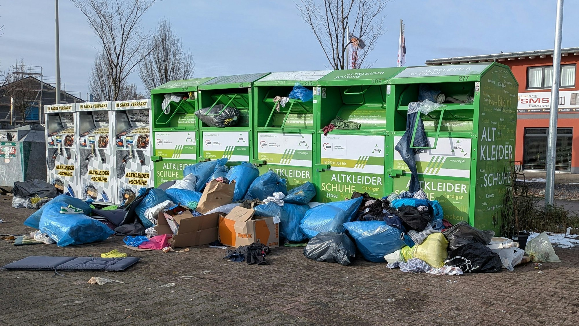 Wilder Müll liegt vor den Altkleidercontainern im Gewerbegebiet Kardorf.