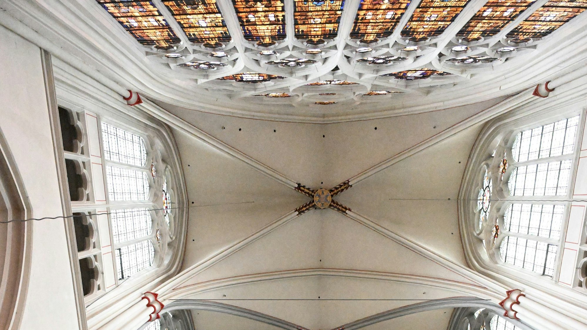 Blick von unten in das Kreuzrippengewölbe des Altenberger Domes.