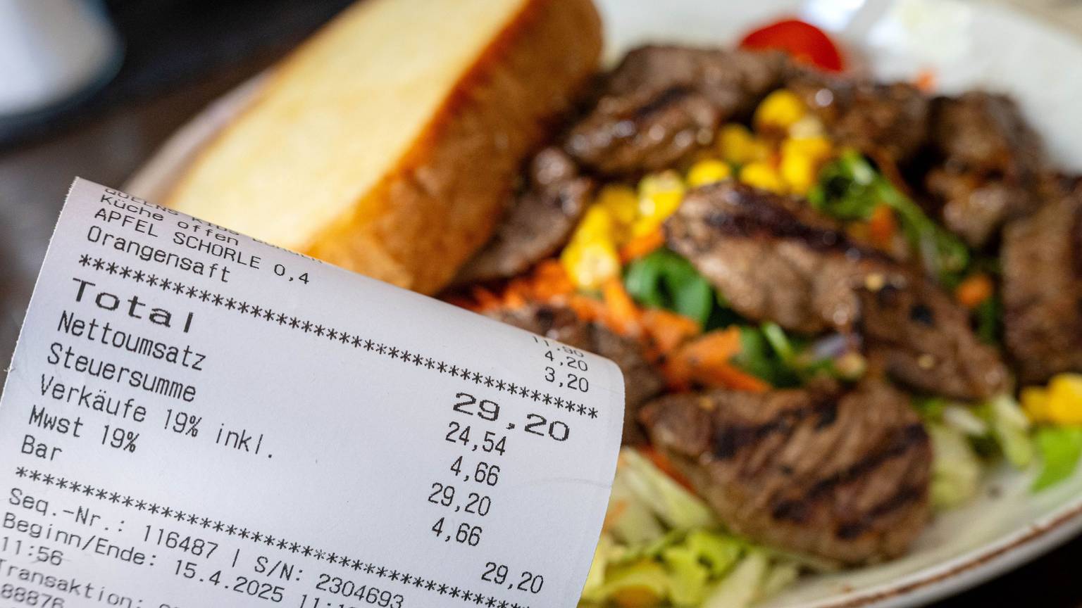 Von 19 auf sieben Prozent: Zum Jahreswechsel wurde die Höhe der Mehrwertsteuer auf Speisen in Restaurants gesenkt.