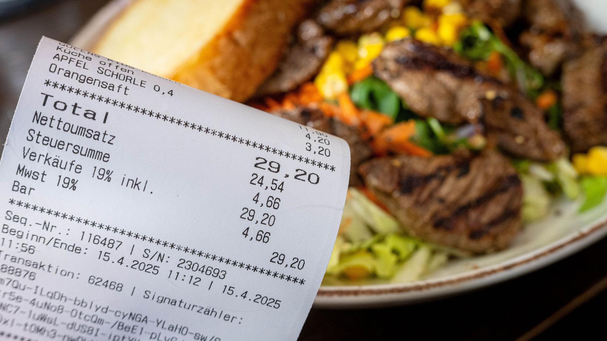 Von 19 auf sieben Prozent: Zum Jahreswechsel wurde die Höhe der Mehrwertsteuer auf Speisen in Restaurants gesenkt.
