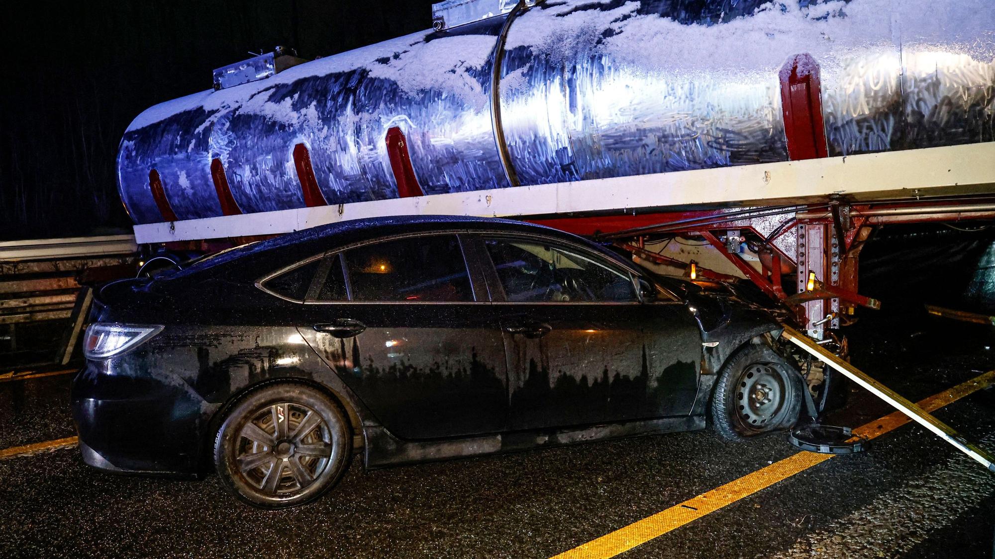 Ein Auto ist auf der A46 bei Iserlohn in den Auflieger eines Sattelschleppers geprallt.