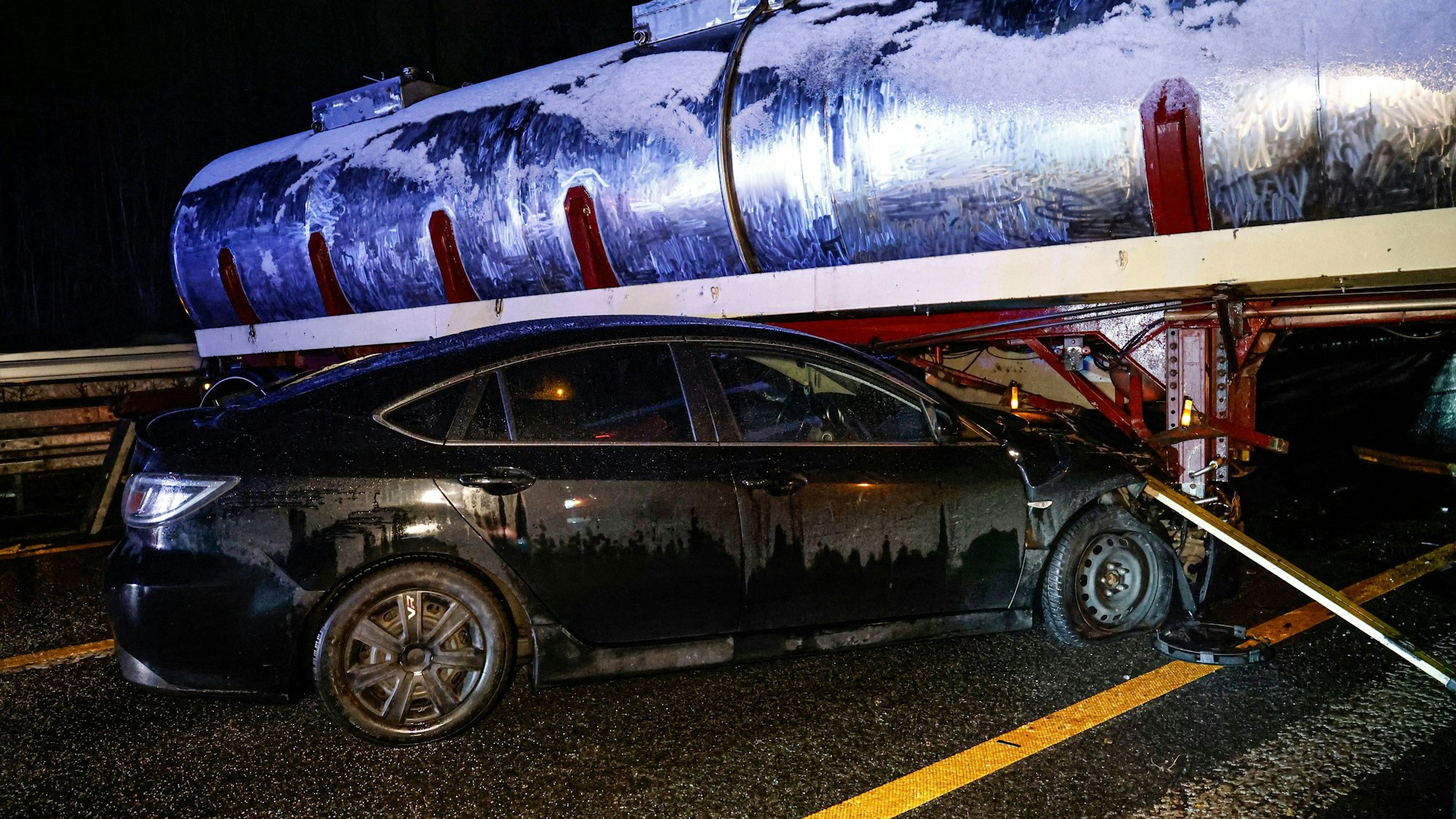 Ein Auto ist auf der A46 bei Iserlohn in den Auflieger eines Sattelschleppers geprallt.
