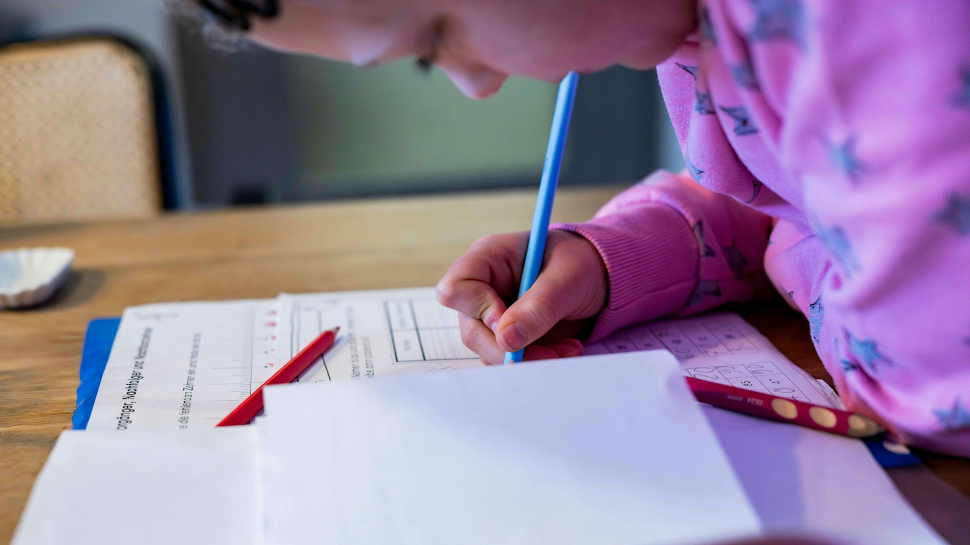 12.01.2026 Glatteis im Kreis Euskirchen. Die Schulen sind am Montag auf Distanzunterricht umgestiegen. Zuhause wurden Hausaufgaben gemacht.