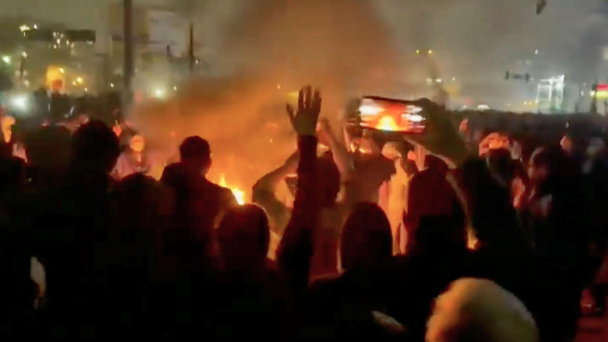 Dieser Ausschnitt aus Aufnahmen, die in den sozialen Medien kursieren, zeigt Demonstranten, die um ein Lagerfeuer herum tanzen und jubeln, während sie trotz der zunehmenden Razzien auf die Straße gehen, während die Islamische Republik vom Rest der Welt abgeschnitten bleibt, in Teheran, Iran.