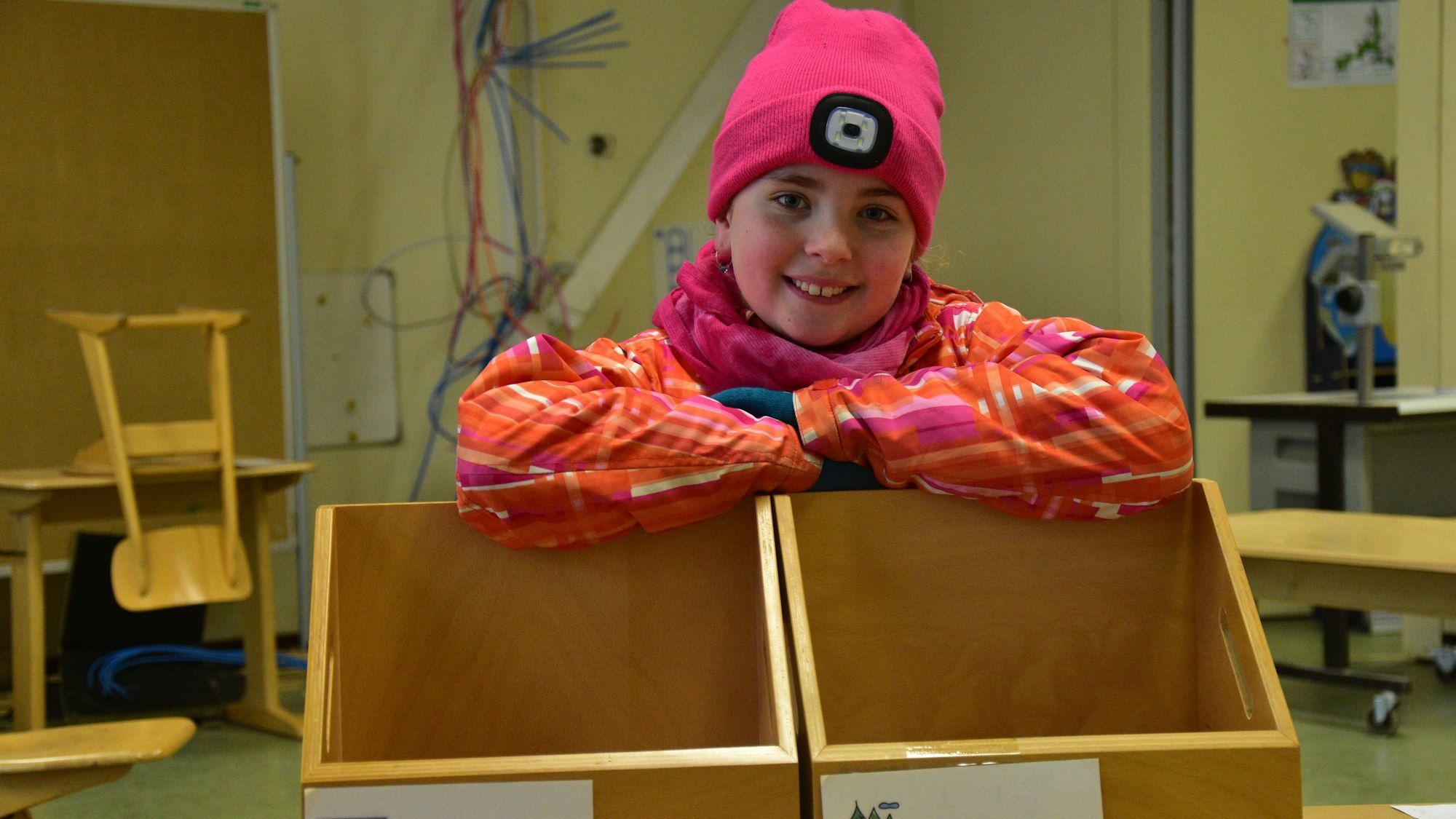 Tilda hat zwei Holzkisten gefunden, in denen ihre Bücher gelagert werden sollen.