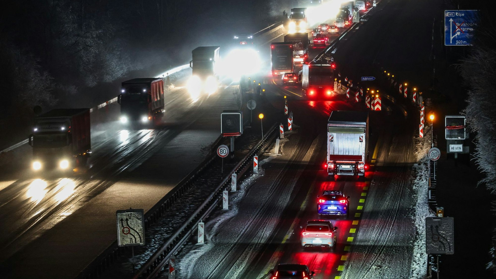 Der Regen auf den eiskalten Böden führt in Teilen Nordrhein-Westfalens zu Verkehrsbehinderungen.