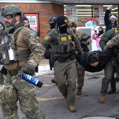 US-Grenzschutzbeamte nehmen einen Aktivisten in Gewahrsam, nachdem es an einer Tankstelle in St. Paul, Minnesota, zu einer Auseinandersetzung gekommen war. Die Regierung Trump hat schätzungsweise 2000 Bundesbeamte in die Region geschickt, um verstärkt nach undokumentierten Einwanderern zu fahnden.