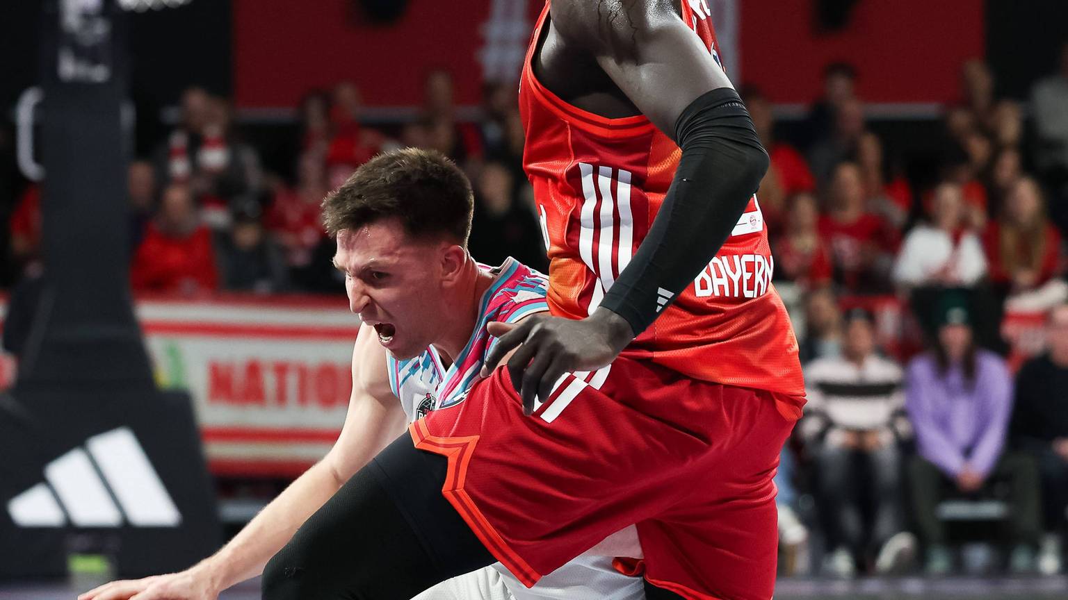Größenunterschied: Bonns Grayson Murphy mit 1,88 Metern gegen Wenyen Gabriel (2,09 Meter).