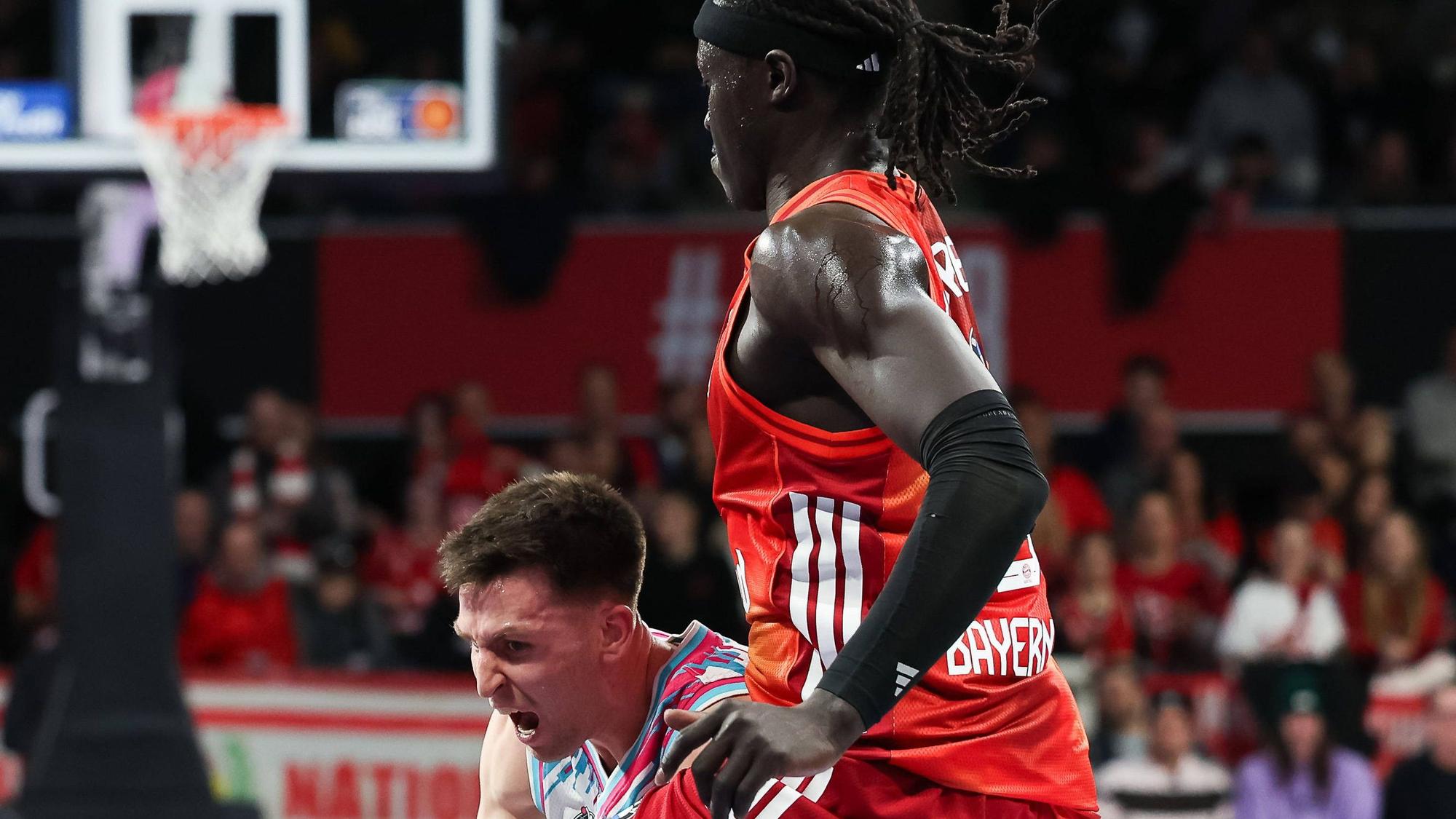 Größenunterschied: Bonns Grayson Murphy mit 1,88 Metern gegen Wenyen Gabriel (2,09 Meter).