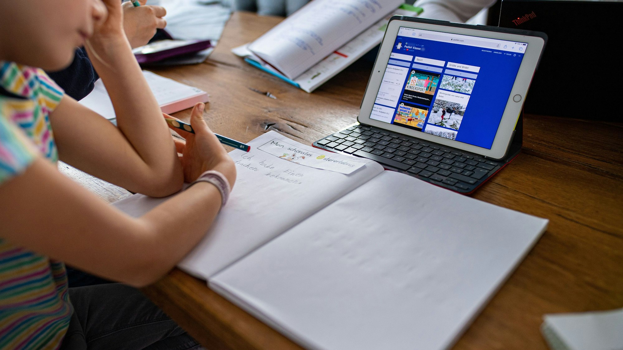 Eine Erstklässlerin sitzt vor einem iPad.