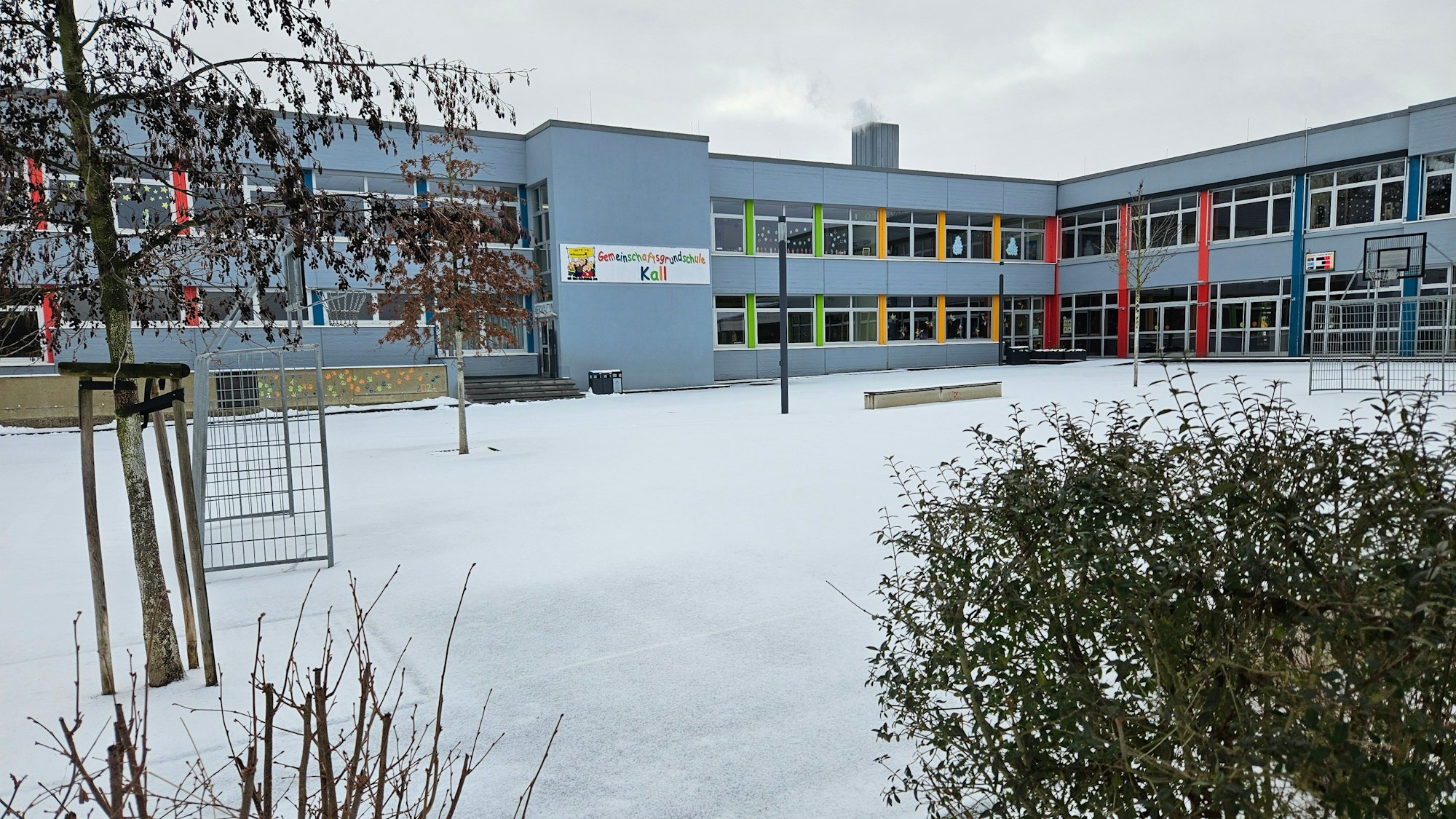 Die Aufnahme zeigt die menschenleere Kaller Grundschule, vor der Schnee liegt.