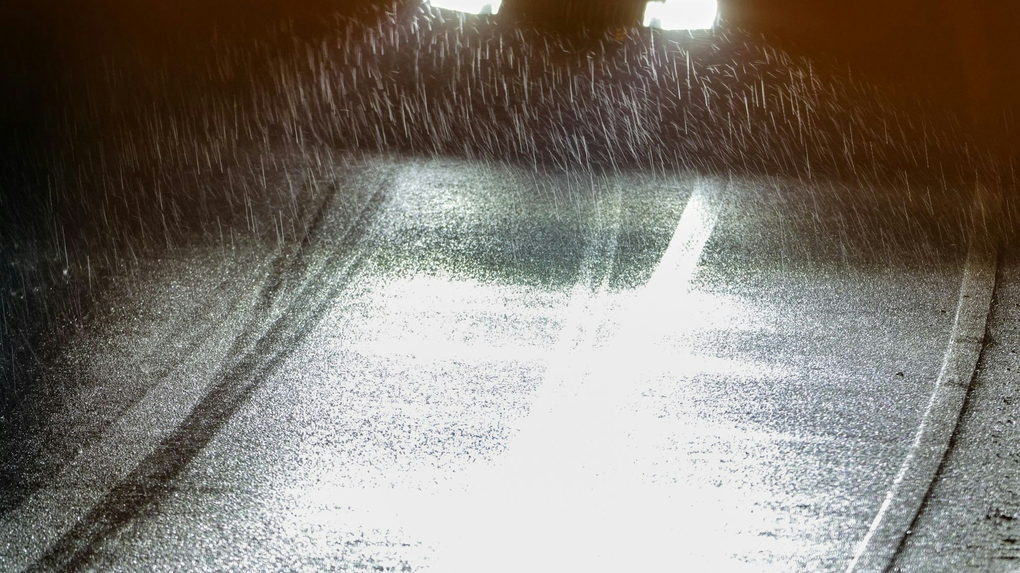 Der Regen auf den eiskalten Böden führt in Teilen Nordrhein-Westfalens zu Verkehrsbehinderungen.