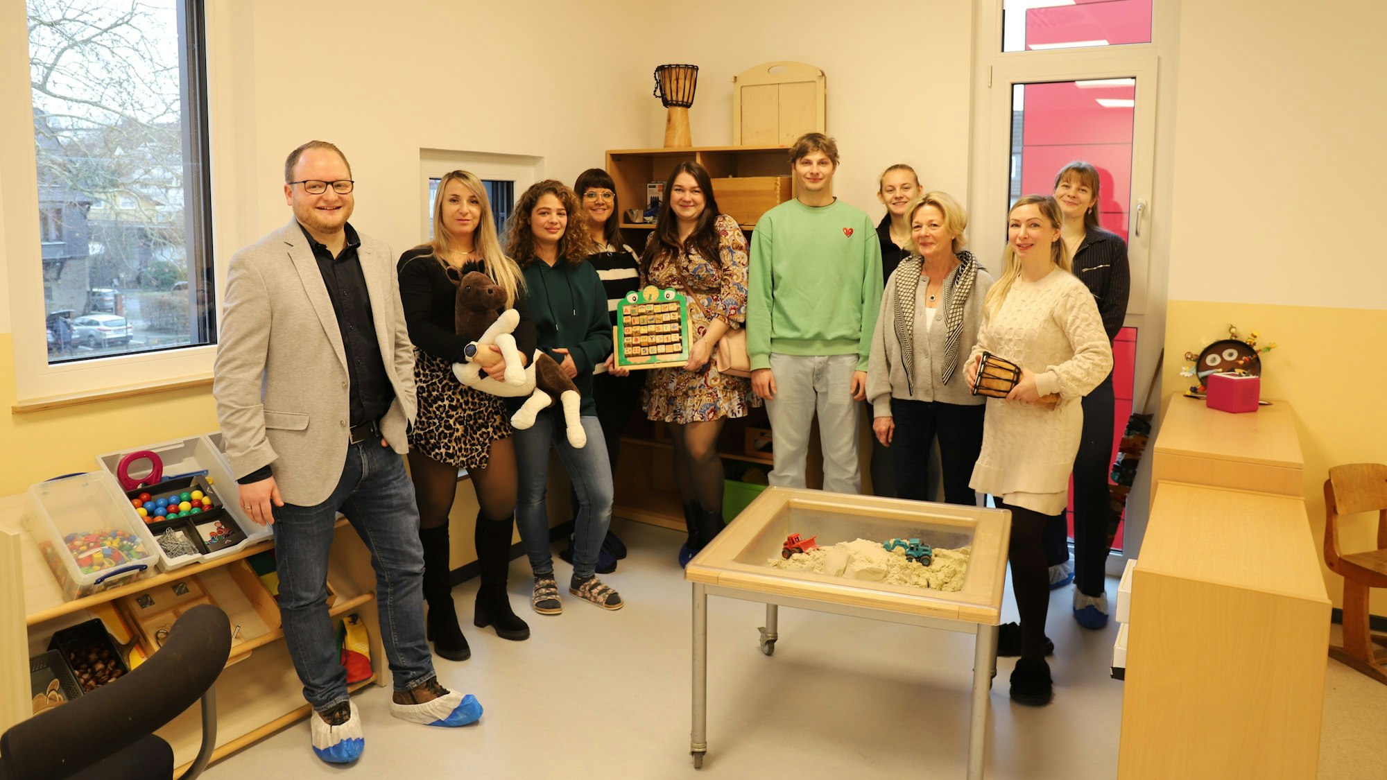 Das Team von Rosemarie Melzer-Contani (3.v.r.) machte mit den Vertretern der Firma Kleusberg (l. und r.) einen Rundgang durch die Einrichtung.