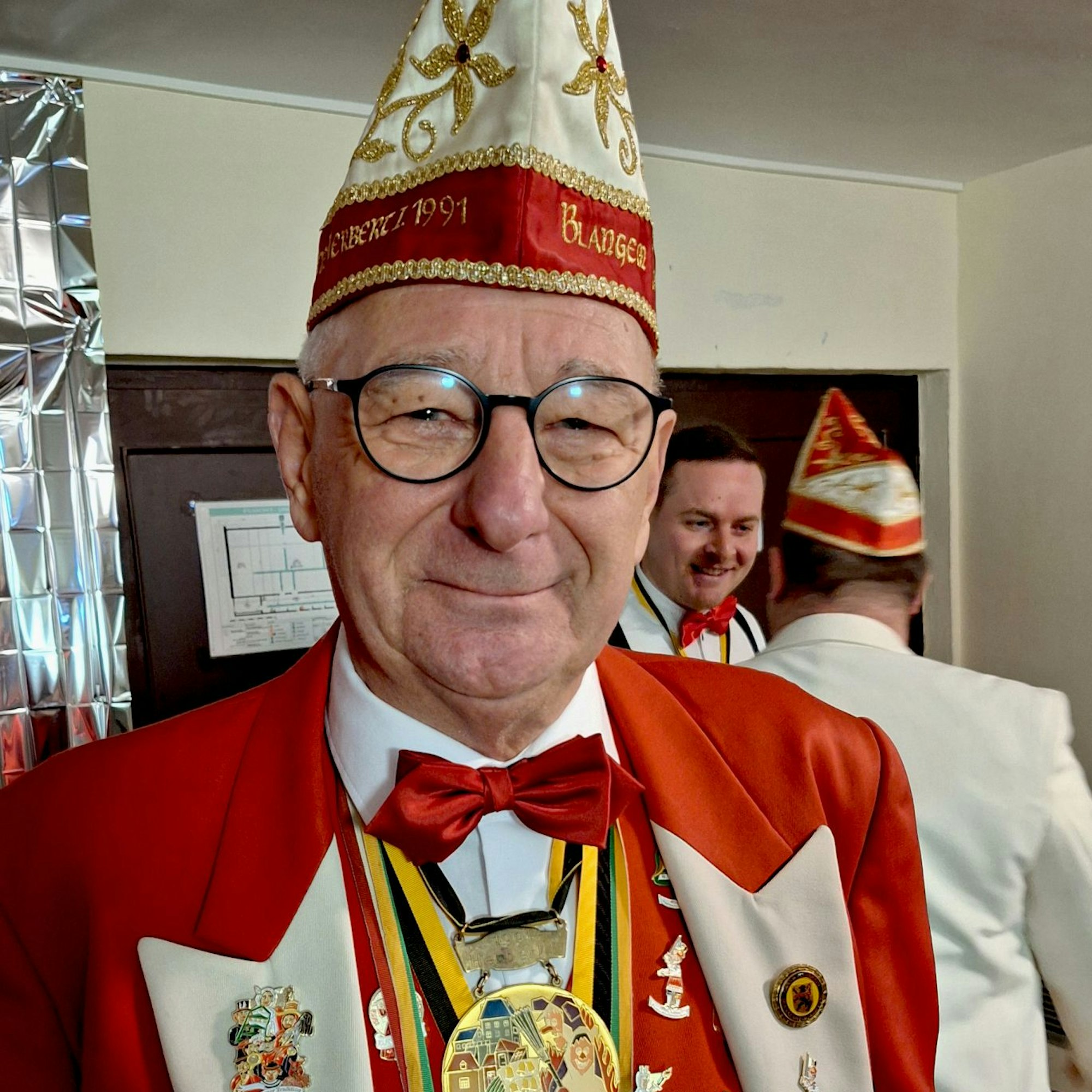 Herbert Meyer trägt eine rot-weiße Uniform.