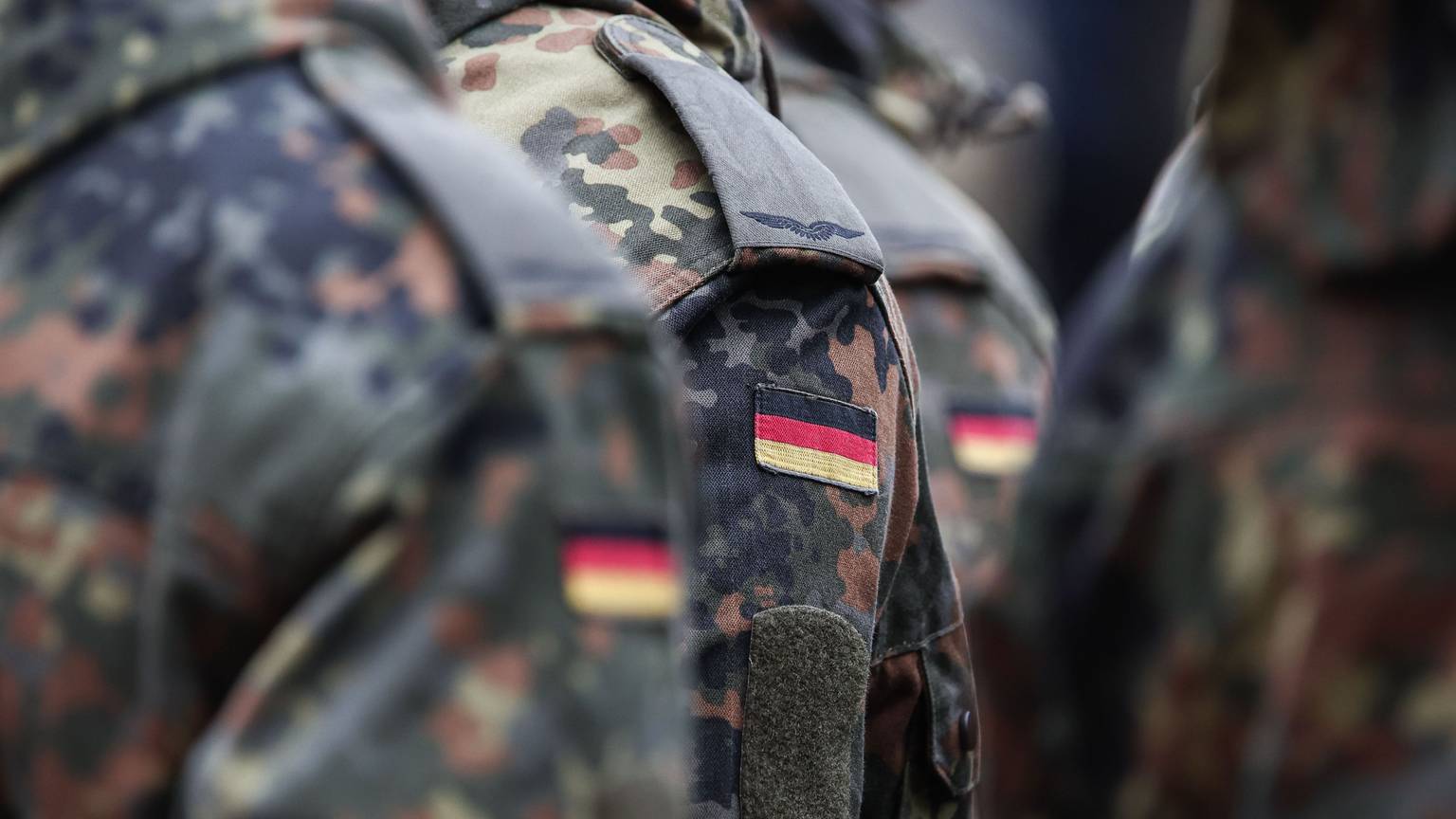 Soldaten tragen Deutschlandflaggen auf ihrer Uniform. (Symbolfoto)