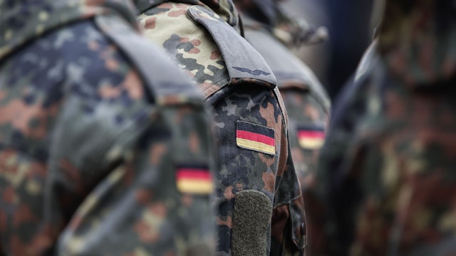 Soldaten tragen Deutschlandflaggen auf ihrer Uniform. (Symbolfoto)