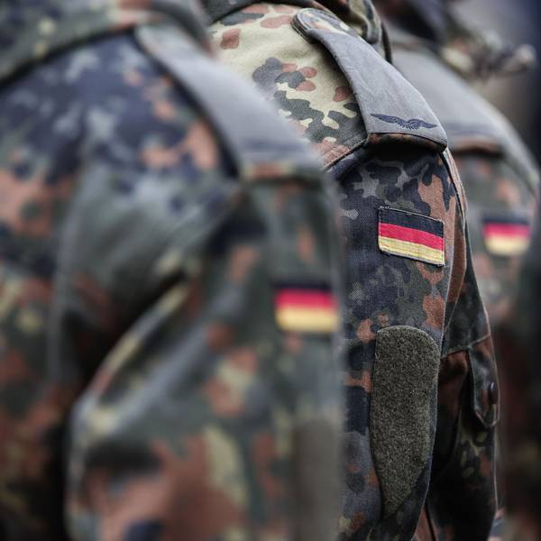 Soldaten tragen Deutschlandflaggen auf ihrer Uniform. (Symbolfoto)