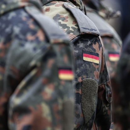 Soldaten tragen Deutschlandflaggen auf ihrer Uniform. (Symbolfoto)