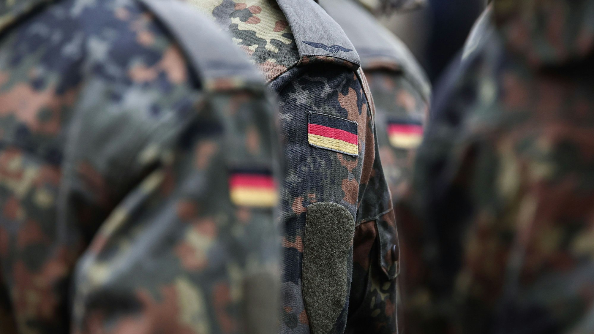 Soldaten tragen Deutschlandflaggen auf ihrer Uniform. (Symbolfoto)