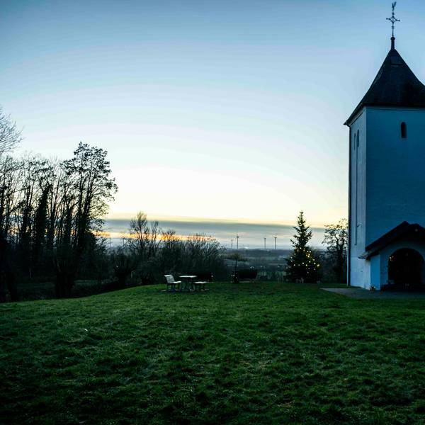 Das Bild zeigt den Swister Turm im Sonnenuntergang.