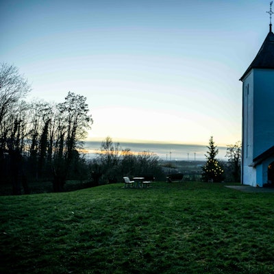 Das Bild zeigt den Swister Turm im Sonnenuntergang.