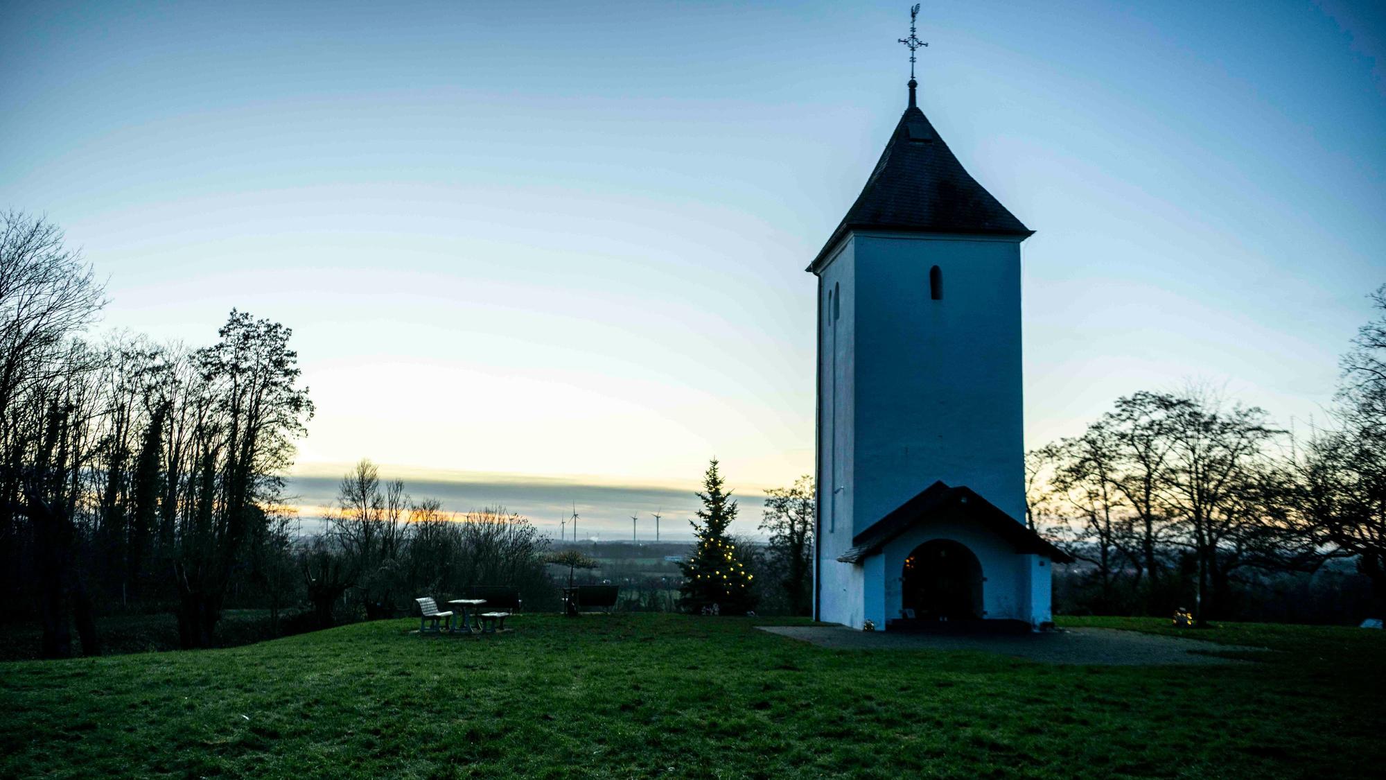 Das Bild zeigt den Swister Turm im Sonnenuntergang.
