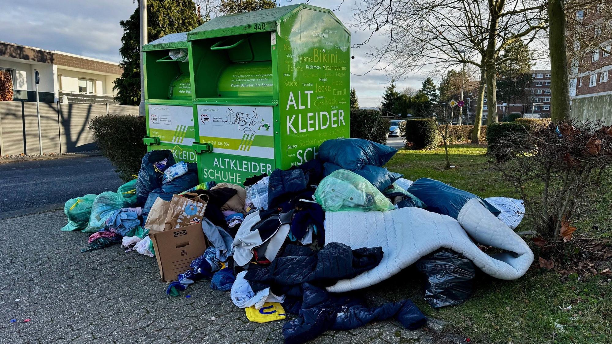 Meckenheim
Altkleidercontainer Mittelstraße quillen über