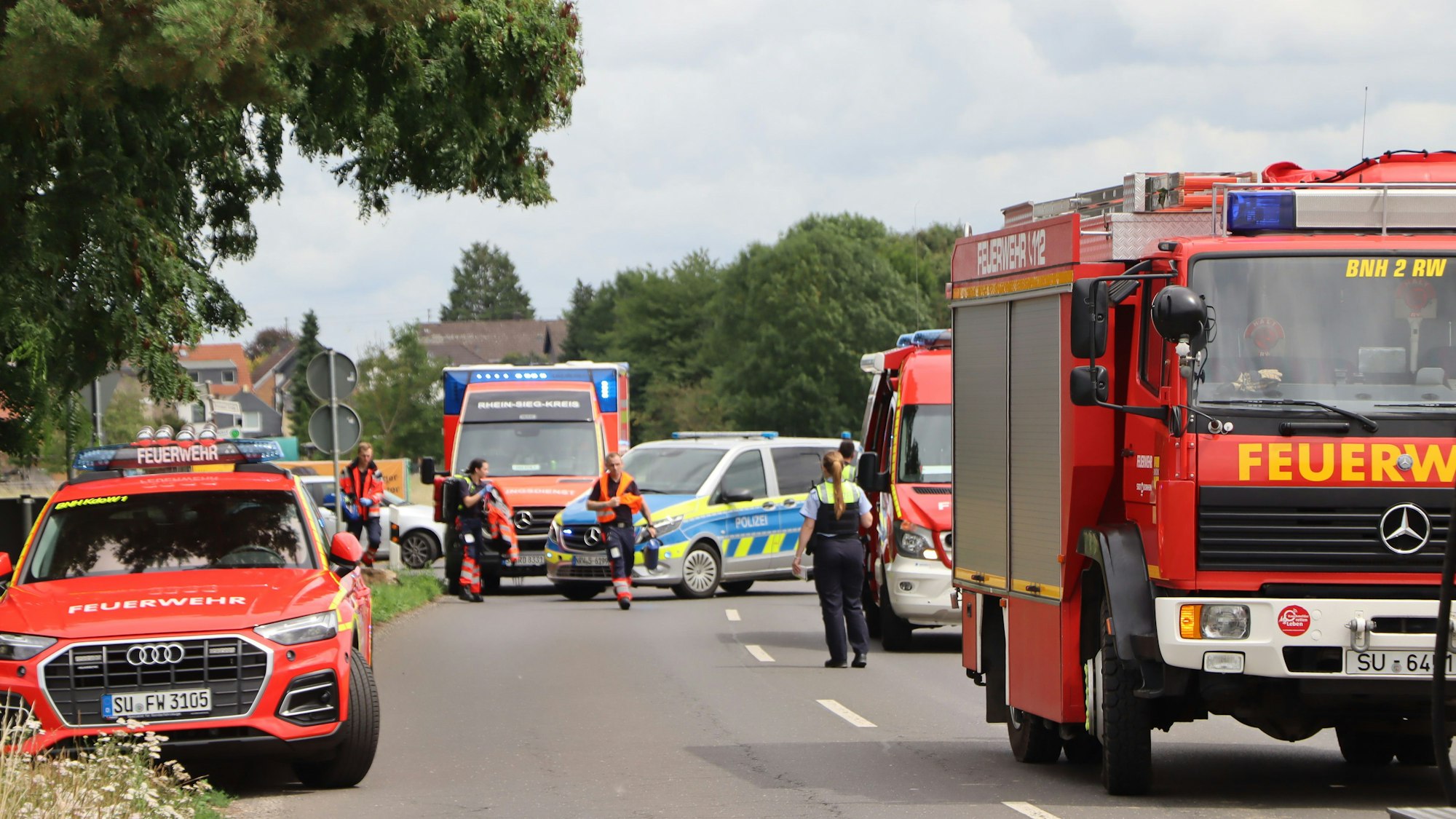 Mehr als 40 Rettungskräfte und Feuerwehrleute eilten zur Hilfe, als im Juli zwei Personenwagen kollidierten.