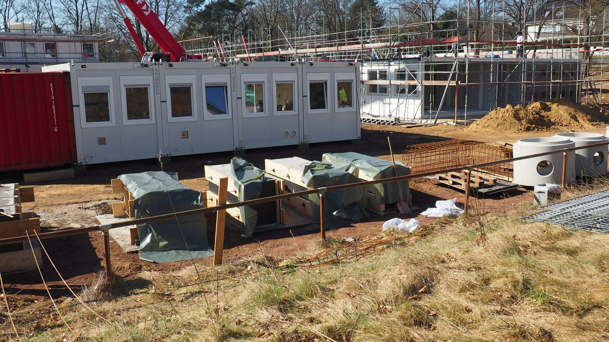 Zu sehen ist eine Geflüchteten-Unterkunft im Bau.