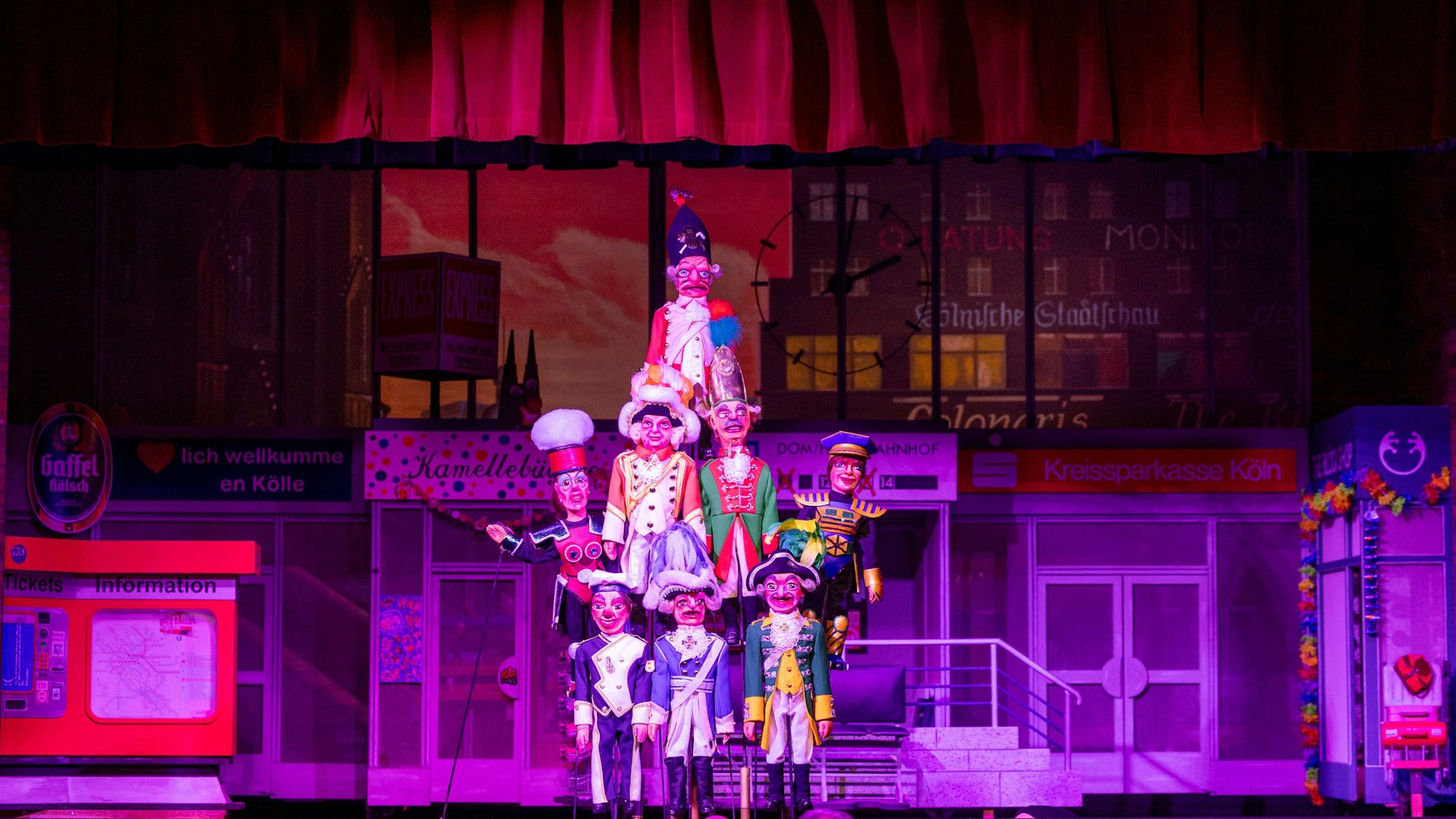 Jeck wie eh und je: Die Puppensitzung im Hänneschen-Theater konnte beim Premieren-Publikum punkten.