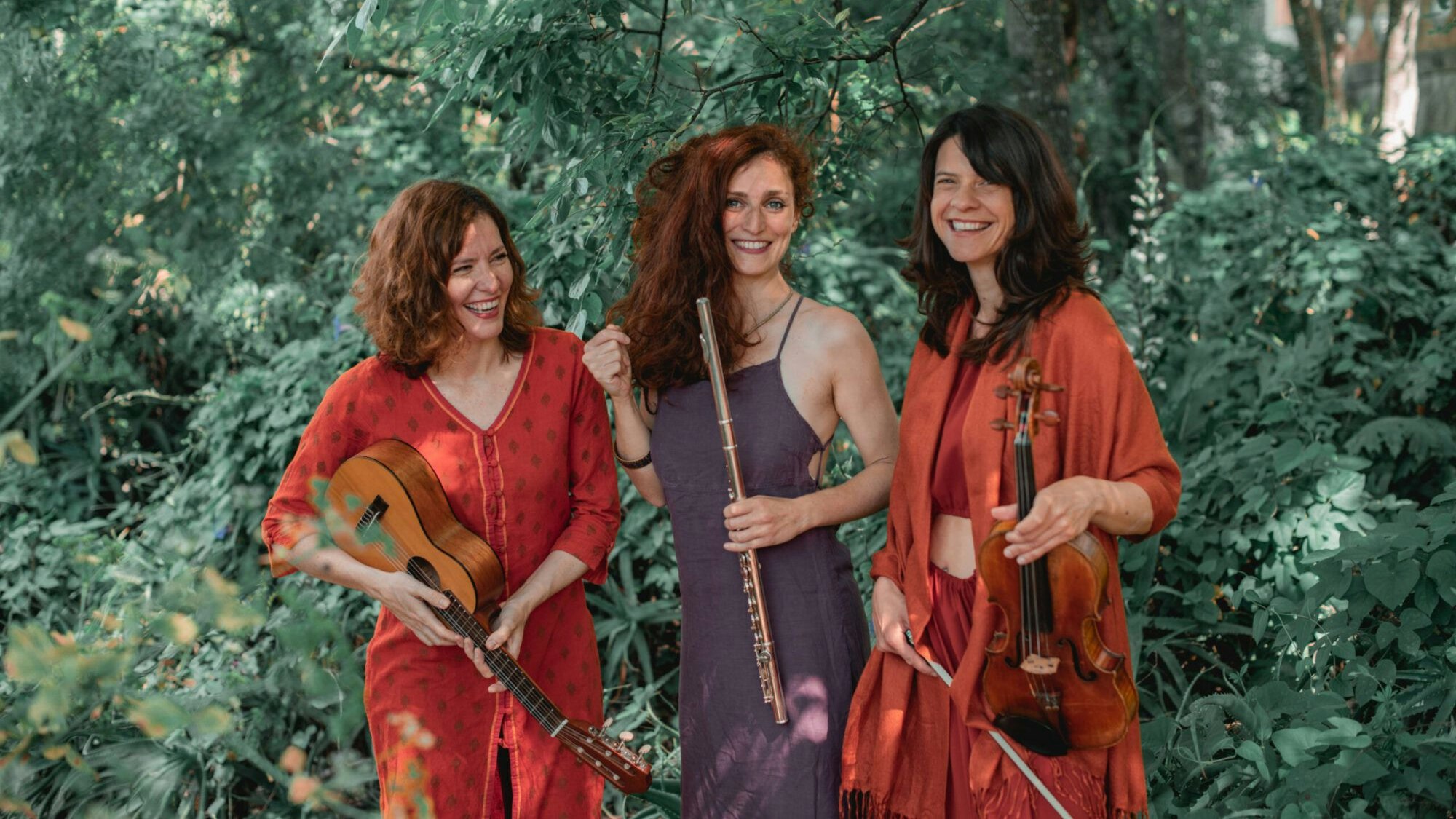 Auf dem Bild sind drei Musikerinnen zu sehen.