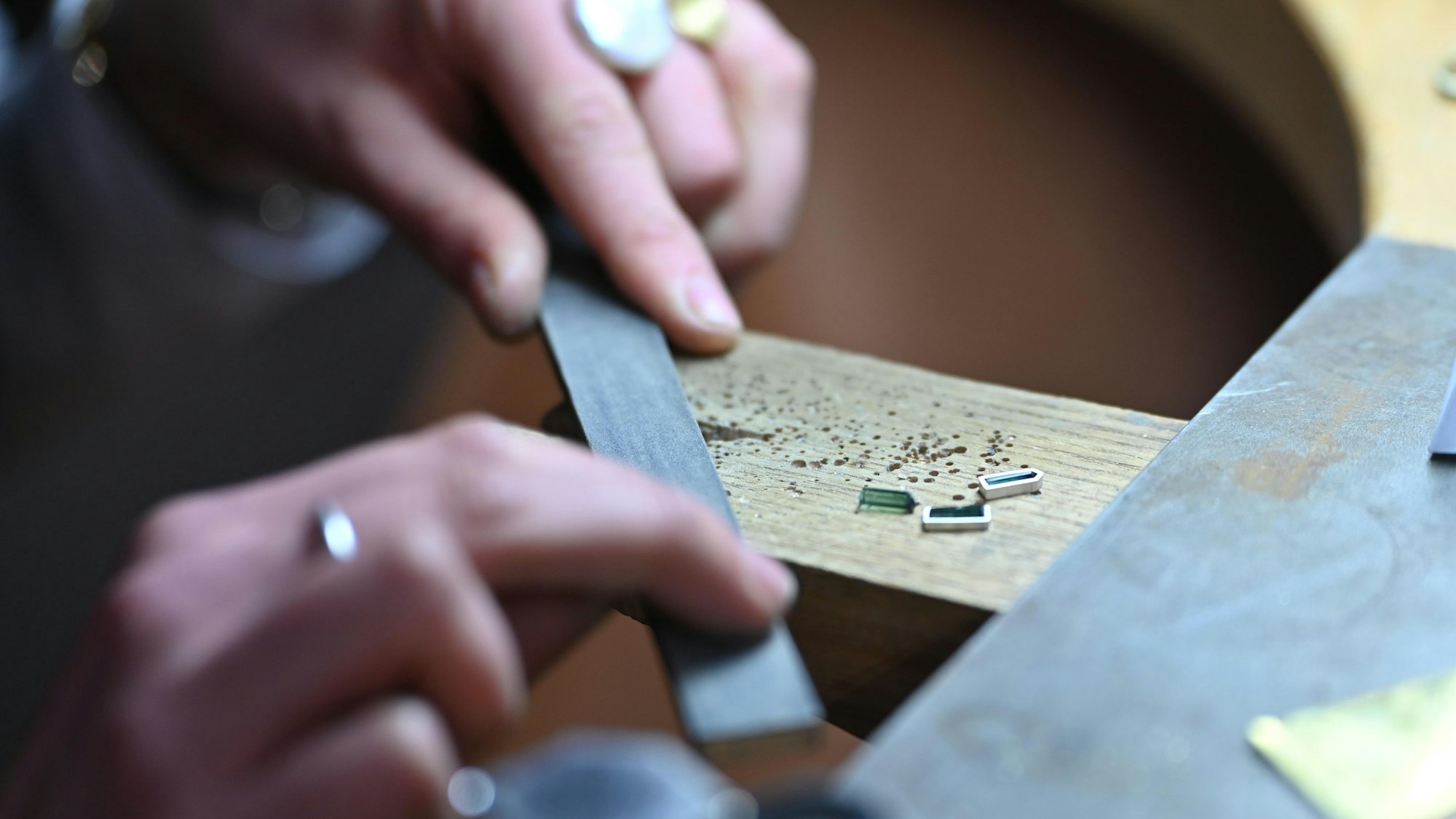 Eine Goldschmiedin arbeitet mit eine Feile an einem Stück Schmuck bei einem Stand auf der Internationalen Handwerksmesse in München. (zu dpa: «Kunsthandwerker öffnen Werkstätten») +++ dpa-Bildfunk +++