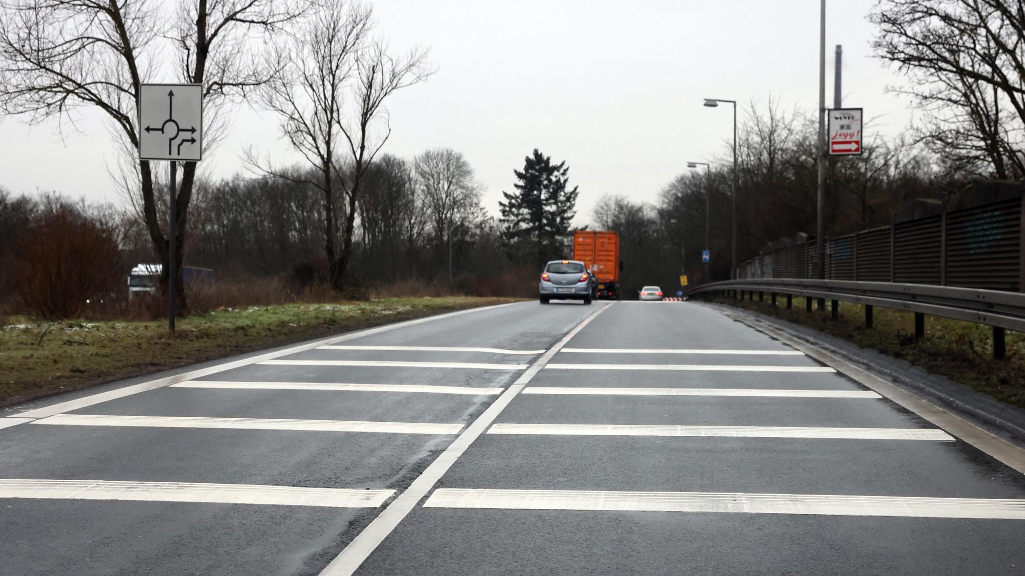 Rüttelstreifen vor dem Niehler Ei warnen die Autofahrer seit Kurzem, die Geschwindigkeitsbegrenzung auf der Industriestraße einzuhalten.