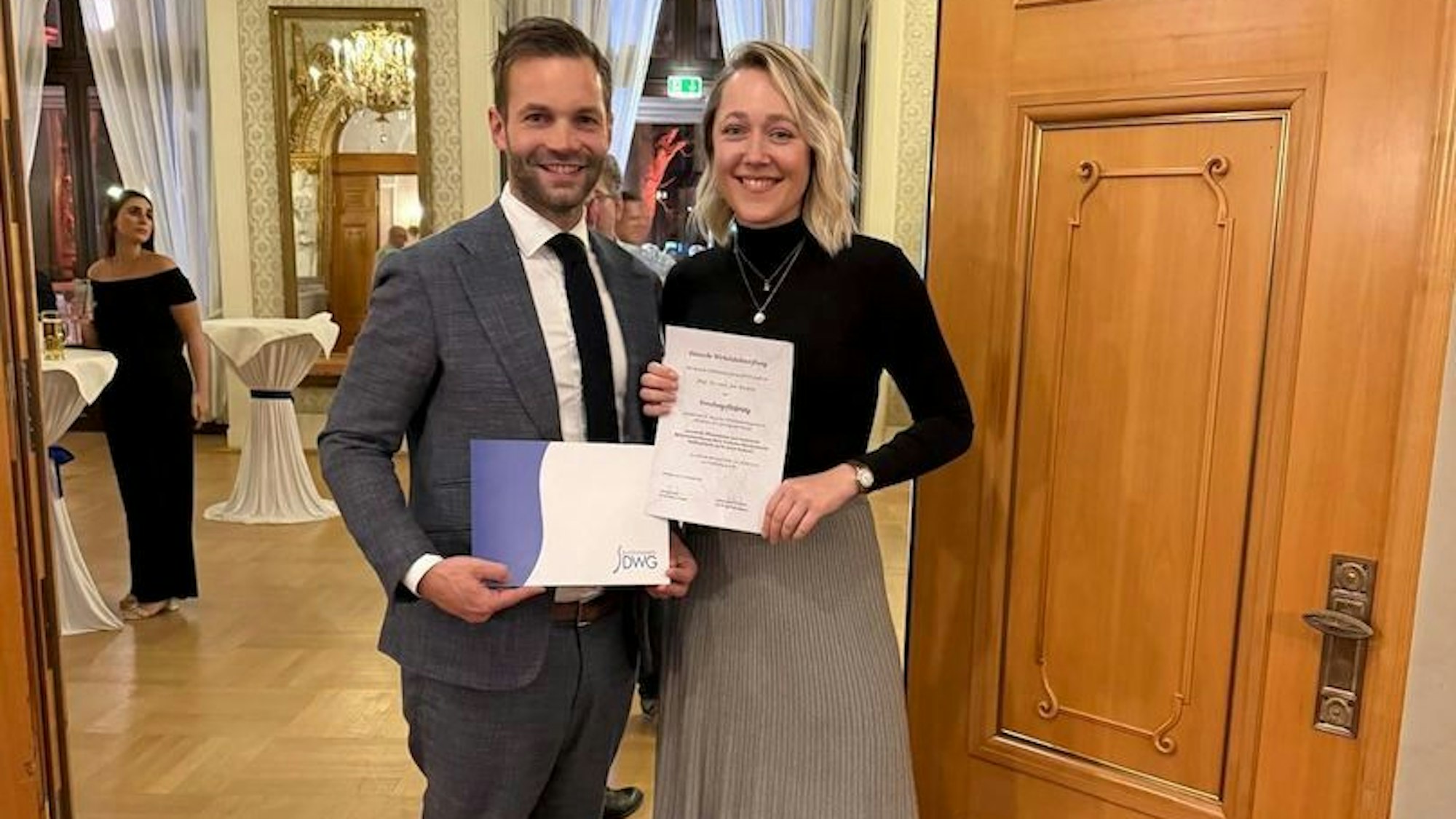 Professor Dr. Jan Bredow und Paula Krause beim Kongress der Deutschen Wirbelsäulenstiftung in Wiesbaden.
