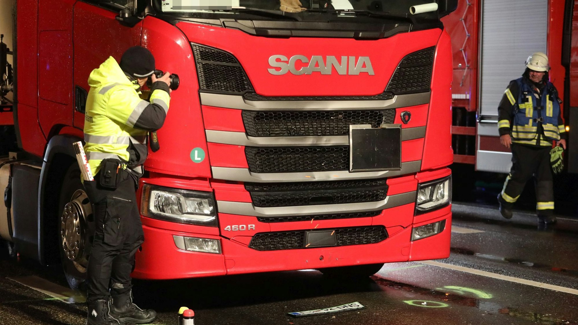 Spezialeinsatzkräfte eines Unfallaufnahme-Teams aus Köln waren vor Ort im Einsatz.