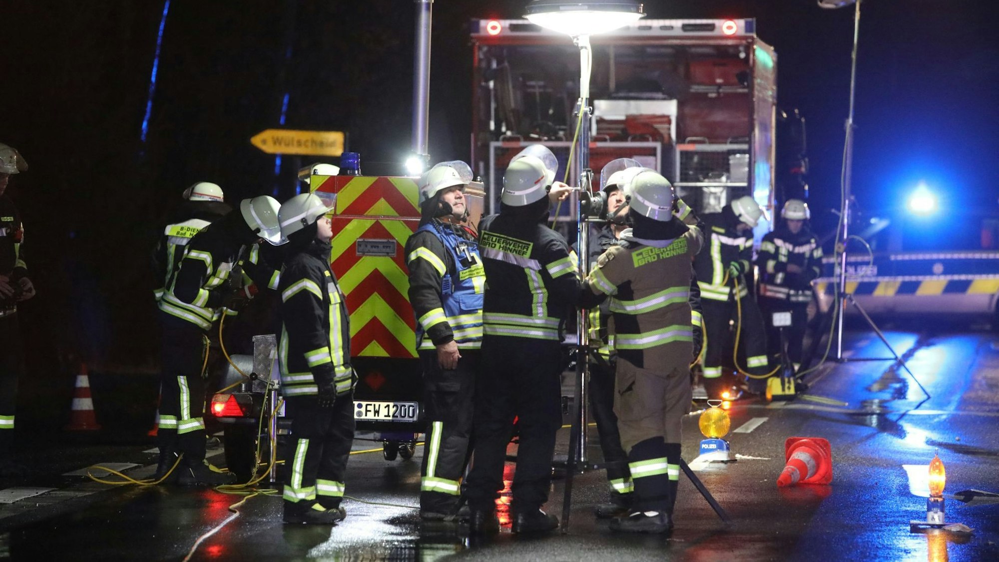 Nach dem Zusammenprall in Bad Honnef-Rottbitze auf der L 247 mit einer schwer verletzten Rollerfahrerin wurde die Unfallstelle stundenlang ausgeleuchtet. .
